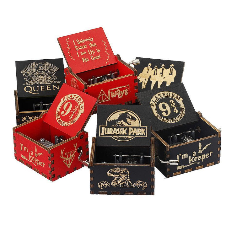 New Attack on Titan Queen Music Box Manovelle in legno intagliato antico Power Game Crossing Rainbow Regali di compleanno di Natale - Gufetto Brand