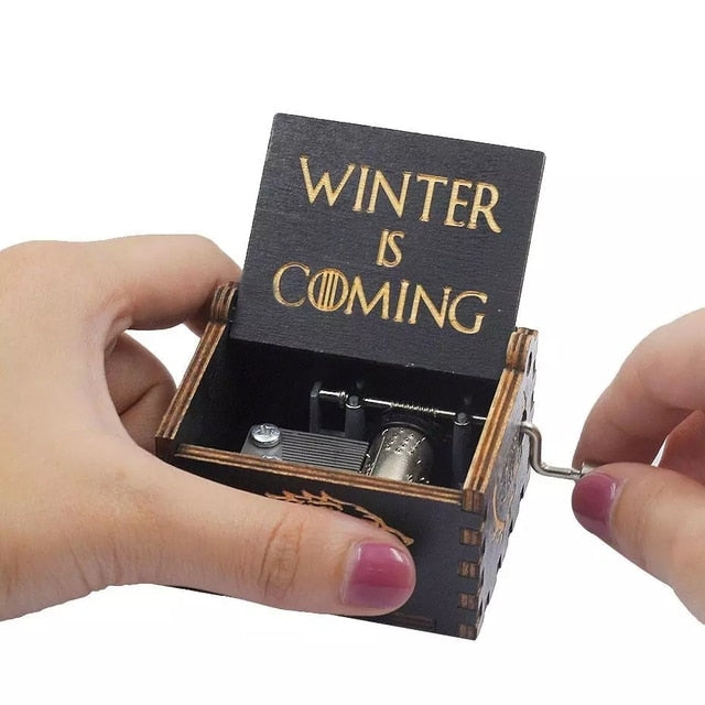 New Attack on Titan Queen Music Box Manovelle in legno intagliato antico Power Game Crossing Rainbow Regali di compleanno di Natale - Gufetto Brand